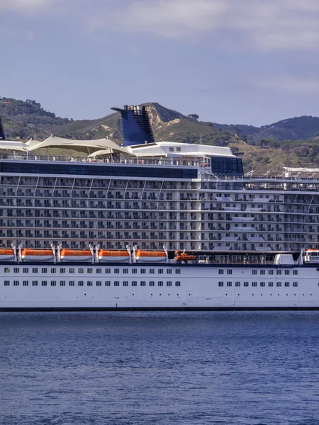 Italië, Sicilië, messina, cruise schip in de haven — Stockfoto