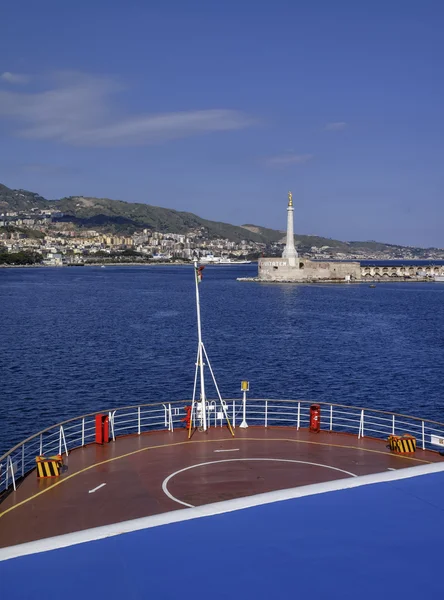 Italië, Sicilië, messina, uitzicht op de stad en de haven — Stockfoto