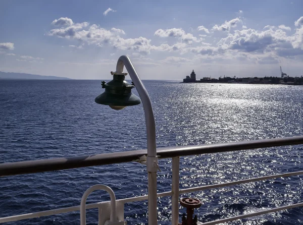 Itália, Sicília, Messina, vista para o Canal da Sicília e costa siciliana — Fotografia de Stock