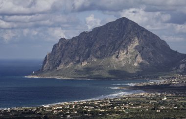 İtalya, Sicilya, cofano Dağı manzarasına ve tiren kıyı şeridi erice dan