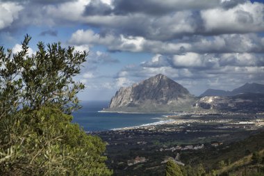 İtalya, Sicilya, cofano Dağı manzarasına ve tiren kıyı şeridi erice dan