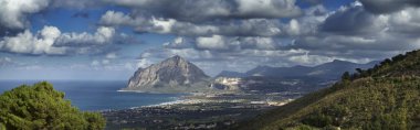İtalya, Sicilya, cofano Dağı manzarasına ve tiren kıyı şeridi erice dan