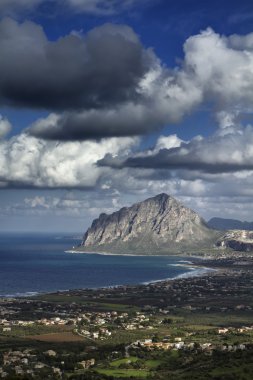 İtalya, Sicilya, cofano Dağı manzarasına ve tiren kıyı şeridi erice dan