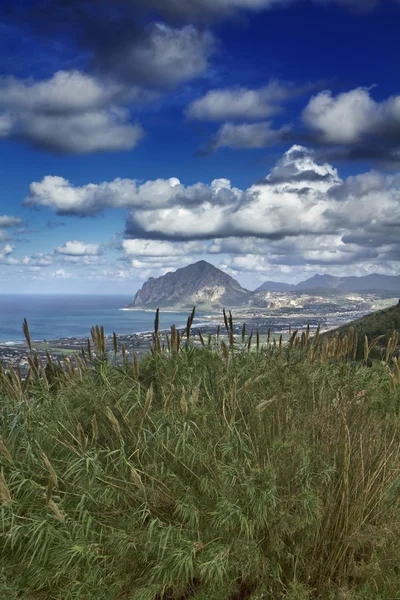 Italy, Sicily, view of Cofano mount and the Tyrrhenian coastline from Erice — Stock Photo, Image