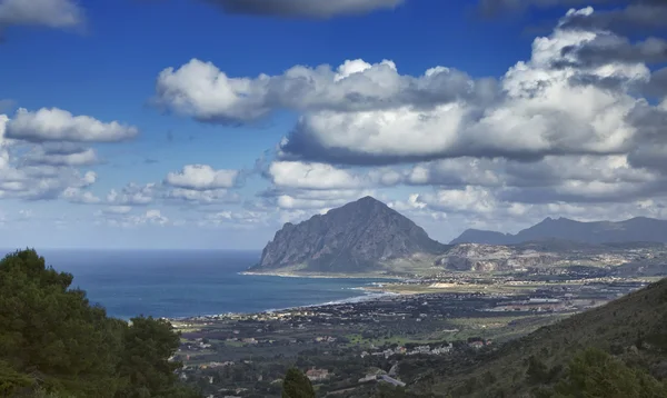 Италия, Сицилия, вид на гору Кофано и Тирренское побережье с Эриче — стоковое фото