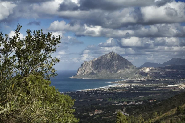 Italia, Sicilia, veduta del monte Cofano e della costa tirrenica da Erice — Foto Stock