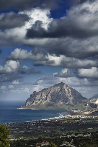 Włochy, Sycylia, widok cofano Mount i wybrzeża Morza Tyrreńskiego od erice — Zdjęcie stockowe