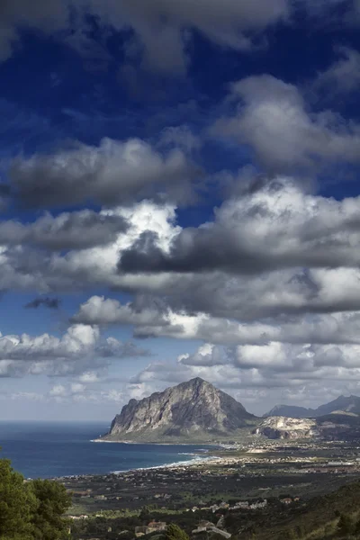 Itália, Sicília, vista do monte Cofano e do litoral tirreno de Erice — Fotografia de Stock