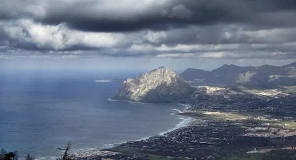 Italy, Sicily, view of Cofano mount and the Tyrrhenian coastline from Erice — Stock Photo, Image