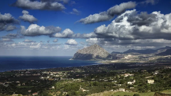 Italy, Sicily, view of Cofano mount and the Tyrrhenian coastline from Erice — Stock Photo, Image