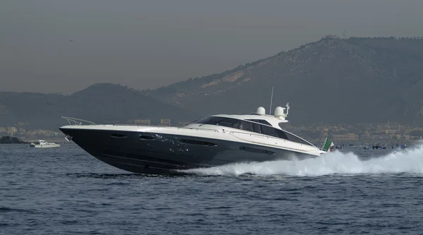 Lyxyacht nära kusten i Neapel, Italien — Stockfoto