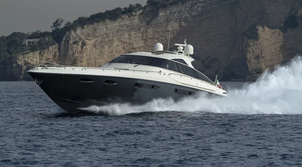 Luxejacht in de buurt van de kust van Napels, Italië — Stockfoto