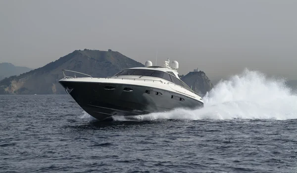 Yacht di lusso vicino alla costa di Napoli — Foto Stock