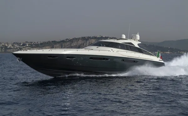 Yacht de luxe près de la côte de Naples, Italie — Photo