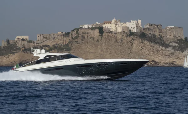 Lyxyacht nära kusten i Neapel, Italien — Stockfoto