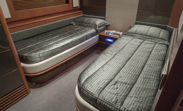 Спальня для гостей яхты — стоковое фото