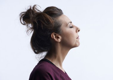 bir kadın yan görünüm