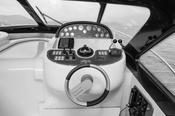Luxury yacht, cockpit, driving consolle — Stock Photo, Image