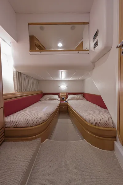 Luxury yacht, guests bedroom — Stock Photo, Image