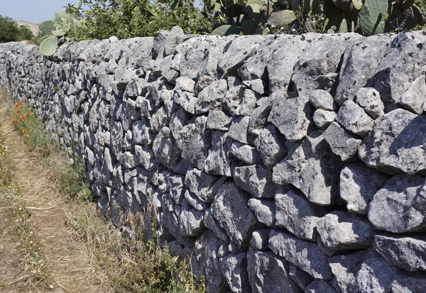 Typiska handgjorda sicilianska stenmur — Stockfoto