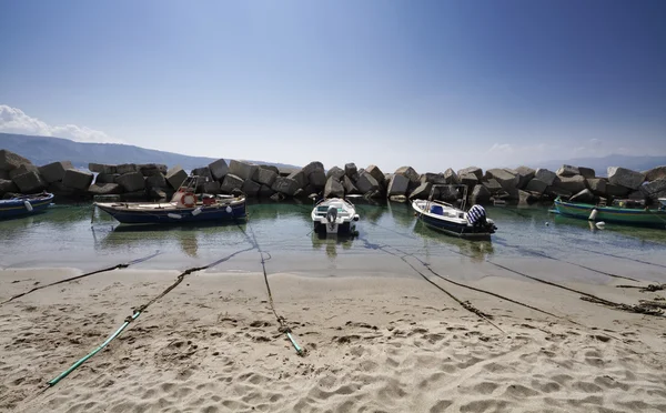 Fiskebåtar i stranden — Stockfoto