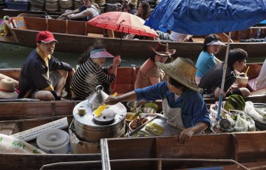 turistler yüzen Market