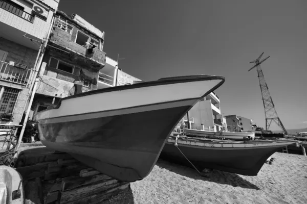 Barcos de pesca em terra — Fotografia de Stock