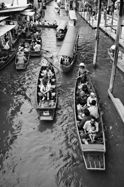 Tourists at the Floating Market — Stock Photo, Image