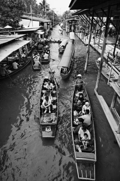 Toeristen op de drijvende markt — Stockfoto