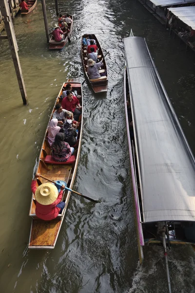 Turiști pe piața plutitoare — Fotografie, imagine de stoc