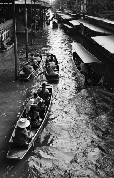 Touristes au marché flottant — Photo