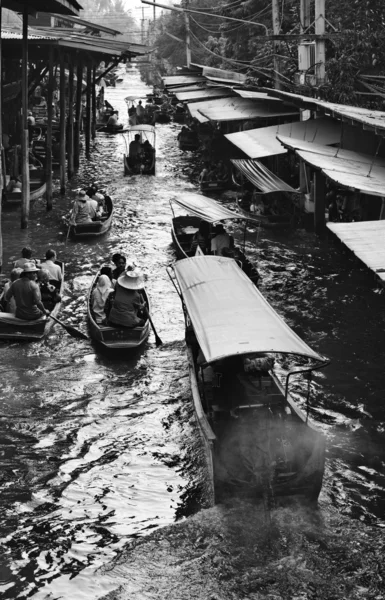 Touristes au marché flottant — Photo