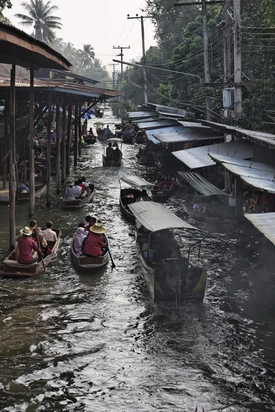 Turistas en el Mercado Flotante — Foto de Stock