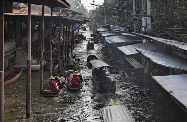 Toeristen op de drijvende markt — Stockfoto