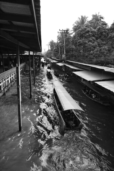 Touristes au marché flottant — Photo