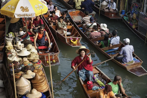 Turistler yüzen Market — Stok fotoğraf