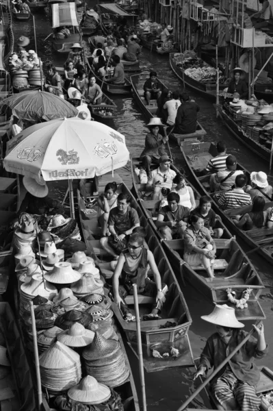 游客在水上市场 — 图库照片