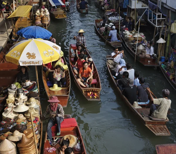 Touristes au marché flottant — Photo