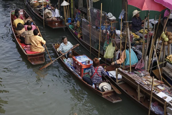 Turisti al mercato galleggiante — Foto Stock