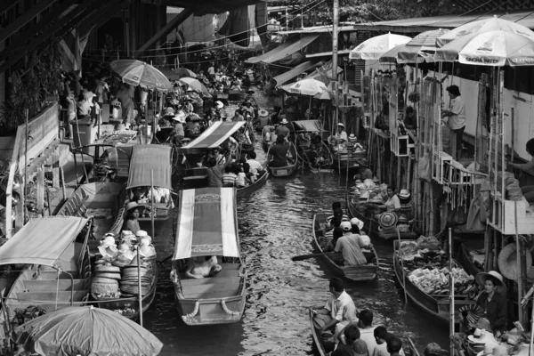 Touristen auf dem schwimmenden Markt — Stockfoto