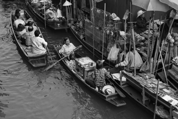 Tourists at the Floating Market — Stock Photo, Image