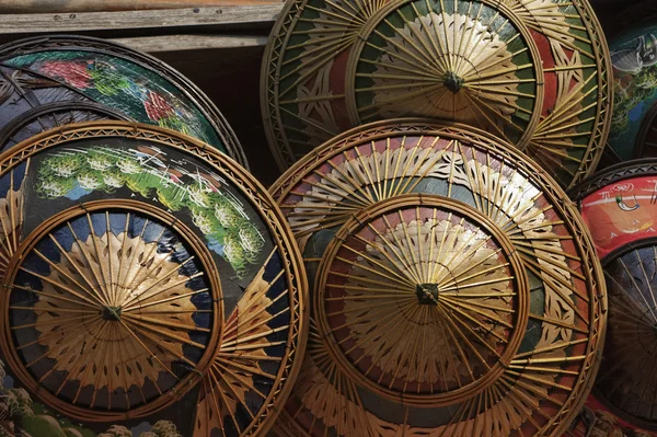 Ręcznie malowane tajski kapelusze na sprzedaż w pływających rynku — Zdjęcie stockowe