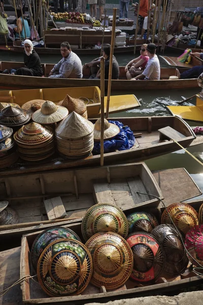 Touristen und thailändische Hüte zum Verkauf auf dem schwimmenden Markt — Stockfoto