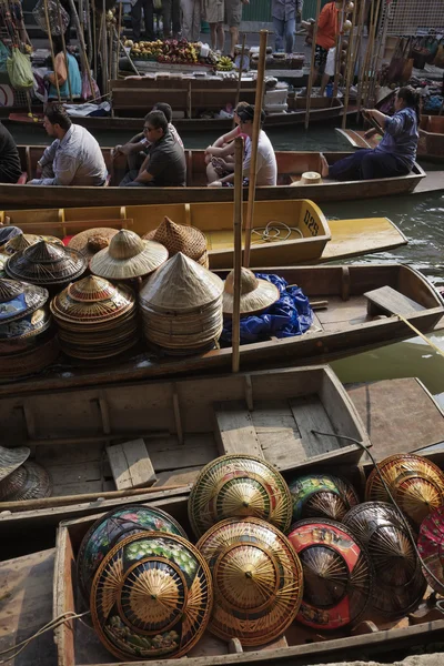 Turisti e cappelli thailandesi in vendita al mercato galleggiante — Foto Stock