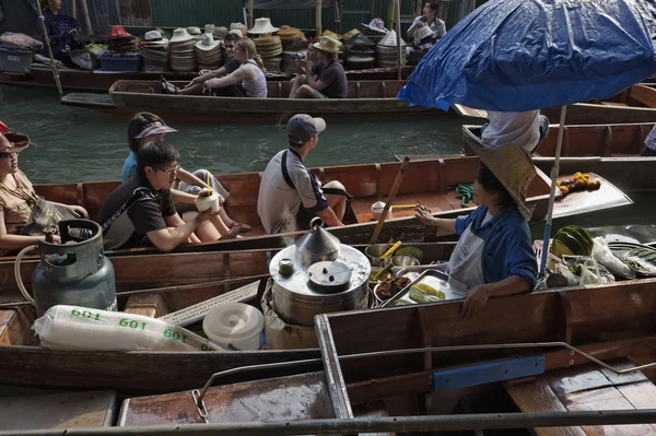 Turisti al mercato galleggiante — Foto Stock