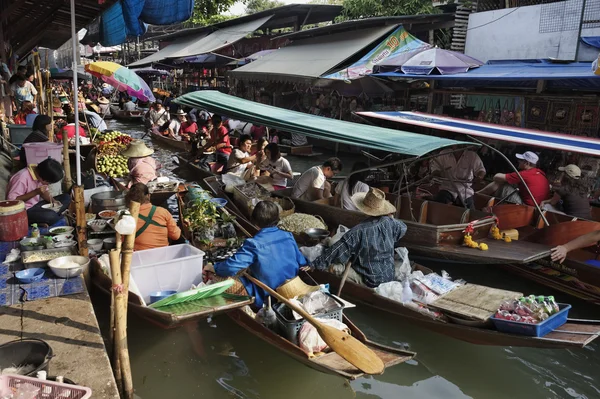 Touristen auf dem schwimmenden Markt — Stockfoto