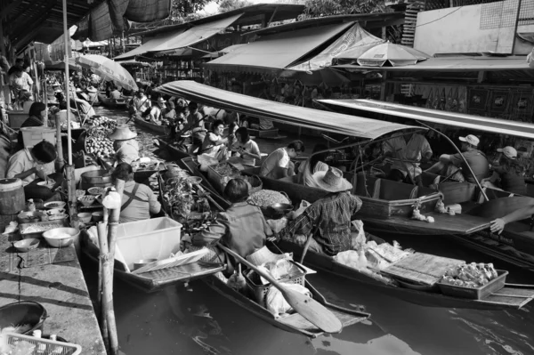 Turisti al mercato galleggiante — Foto Stock