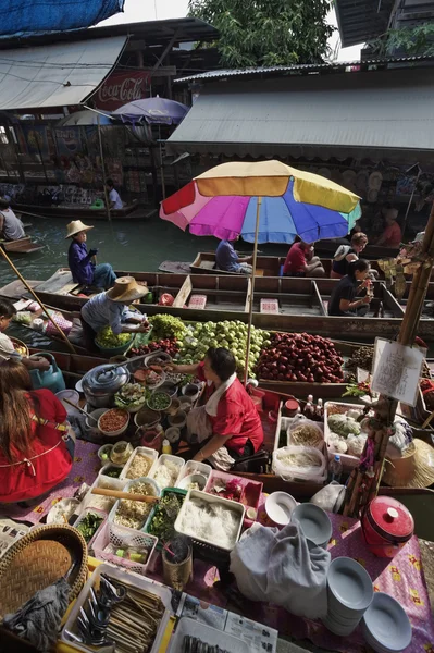 Touristen auf dem schwimmenden Markt — Stockfoto