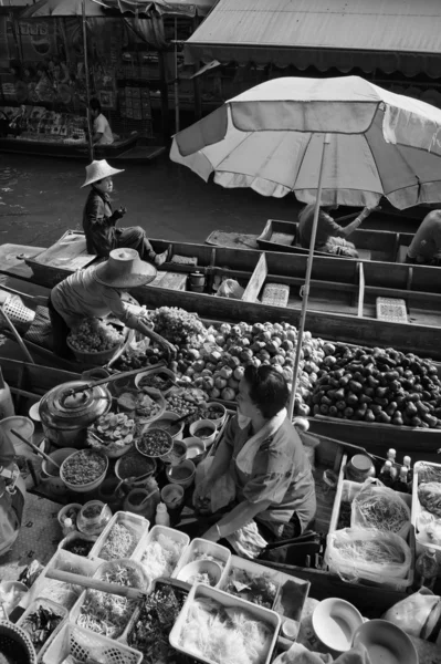 Thailändische Lebensmittel und Früchte zum Verkauf auf dem schwimmenden Markt — Stockfoto