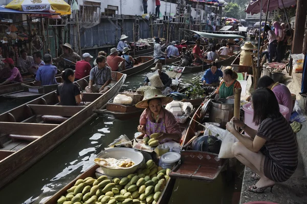 Turisti al mercato galleggiante — Foto Stock